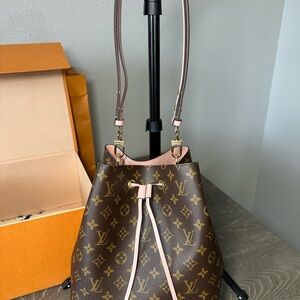 Louis Vuitton NeoNoe MM Monogram Shoulder Bag in Rose Poudre (retail $2,300) NWT